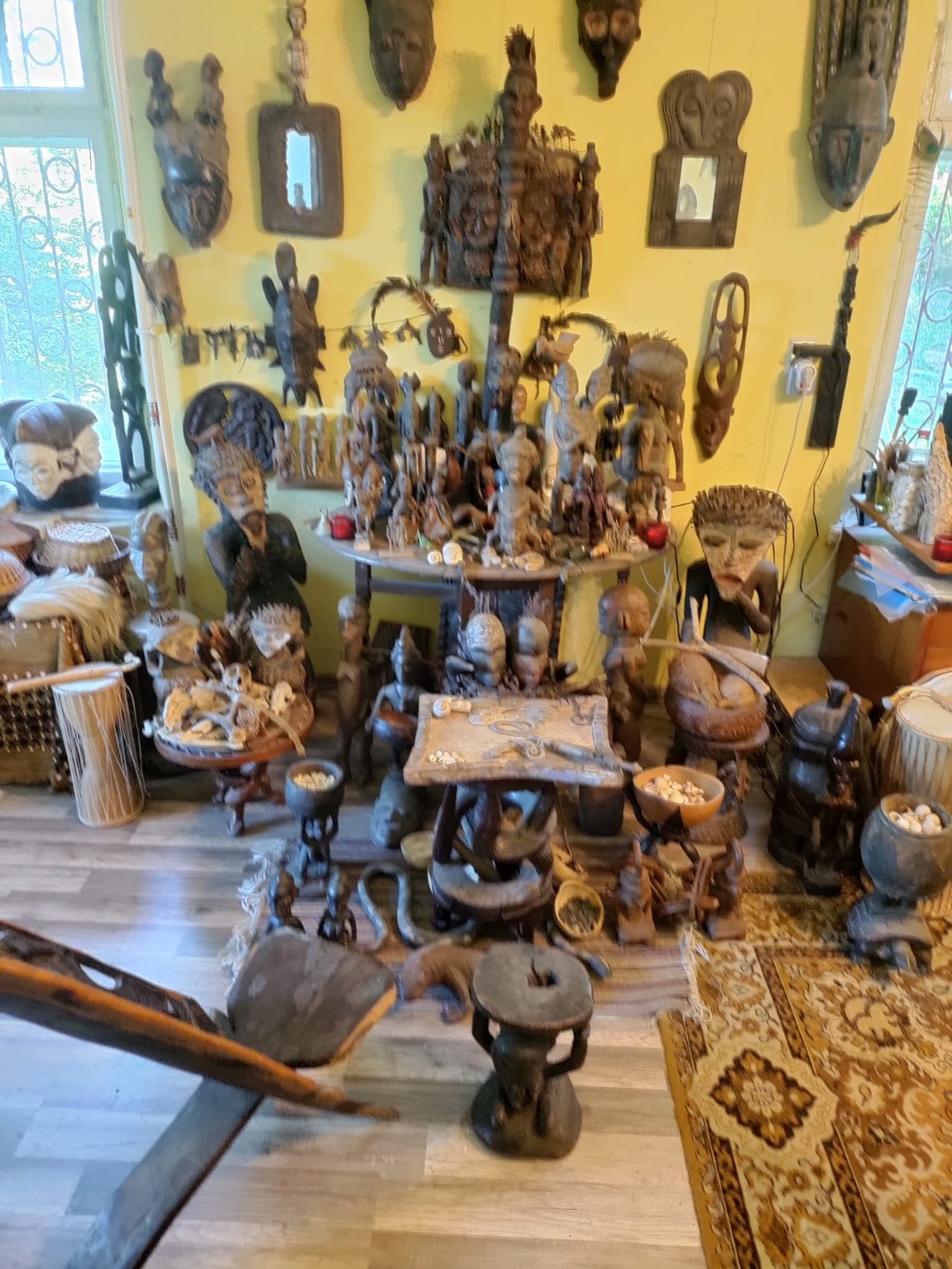 Sculptures and ritual objects in the Oracle room