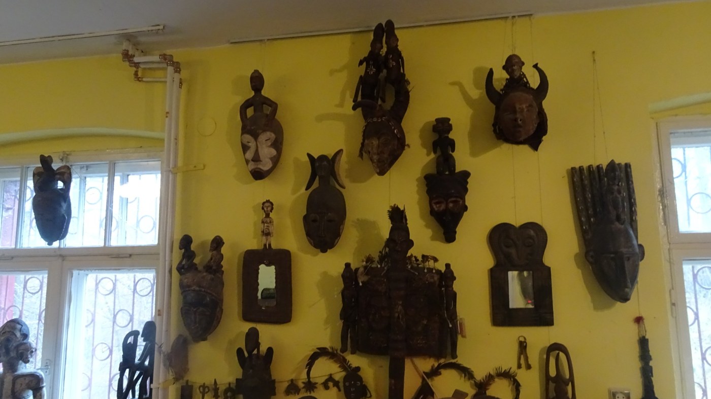 Masks and objects in the Oracle room