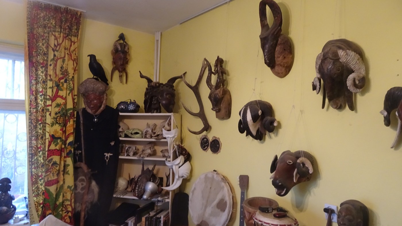 Masks and objects in the Oracle room