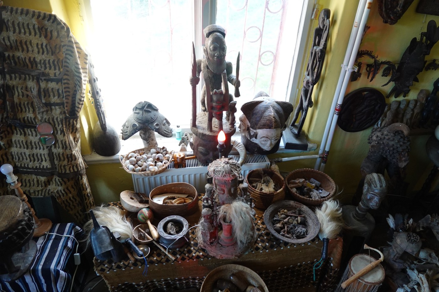 Sculptures and ritual objects in the Oracle room